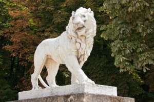 Lejonstaty i Jardin-du-Luxemburg