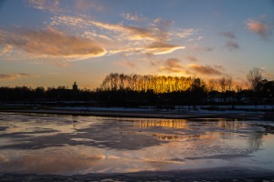 Solnedgång över sjöparkens is