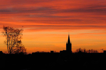 Mariestad kyrka i röd solnedgång