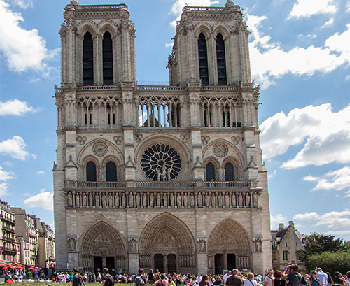 upprätad Notre Dame